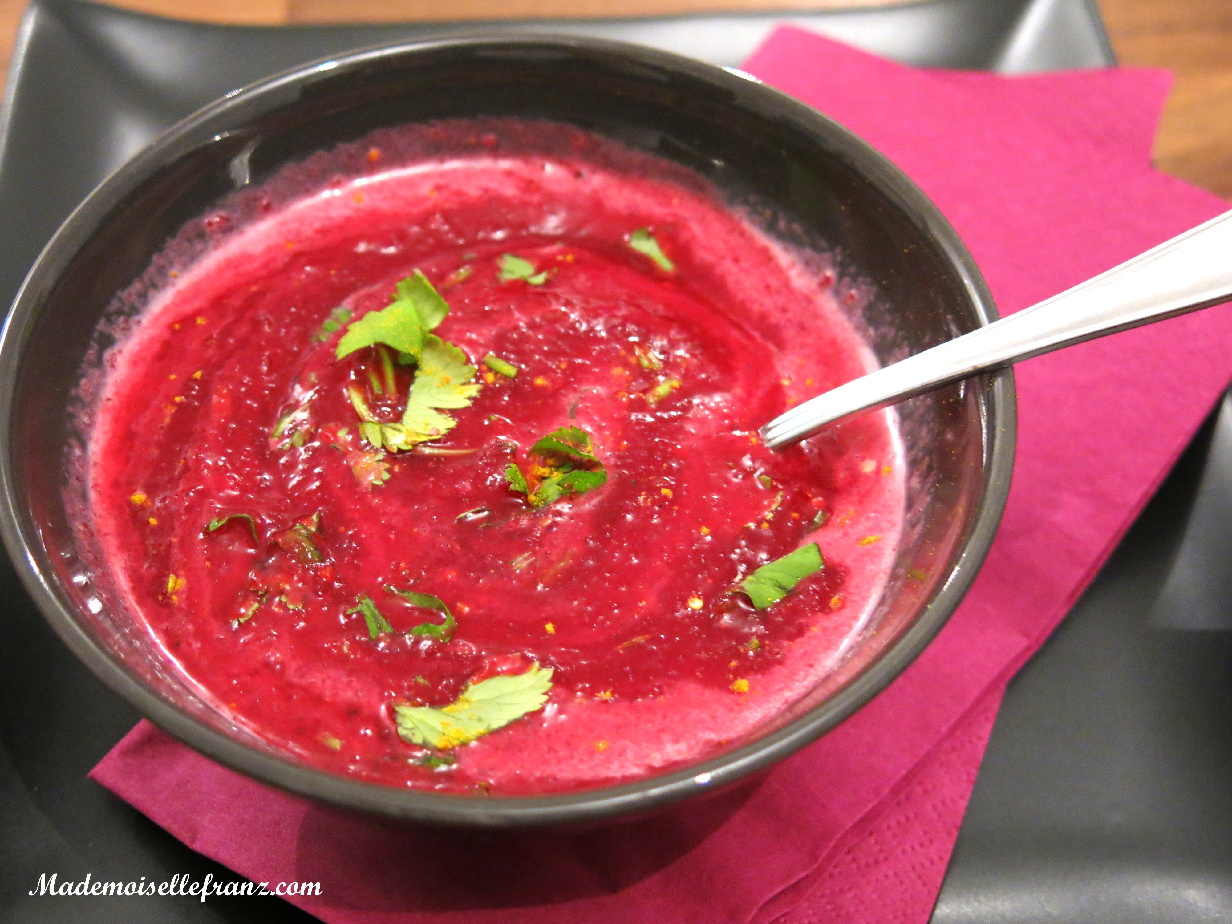 Valentinstagsmenü #1 : Rote Rüben Suppe mit Kokosmilch und Koriander ...